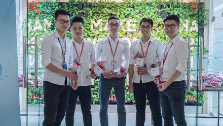 Prince Charming in white of 13F Keangnam office mesmerizes the ladies of Sun*!